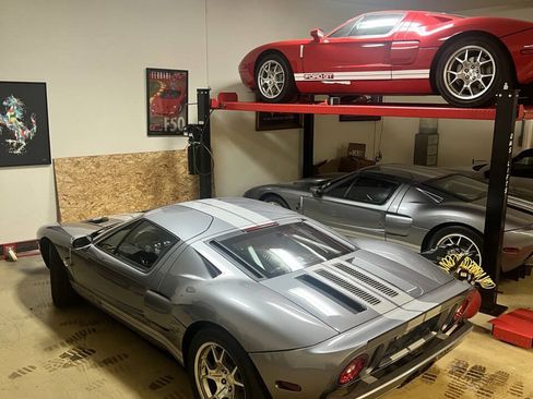 Used 2005 Ford GT RWD image 45