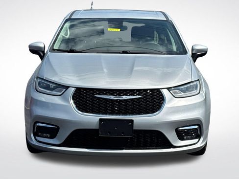 Used 2023 Chrysler Pacifica Touring-L FWD image 3