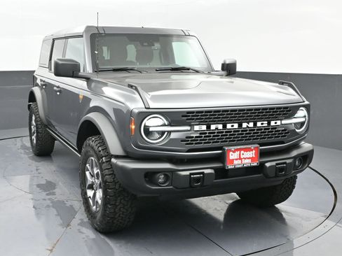Used 2025 Ford Bronco Badlands image 3