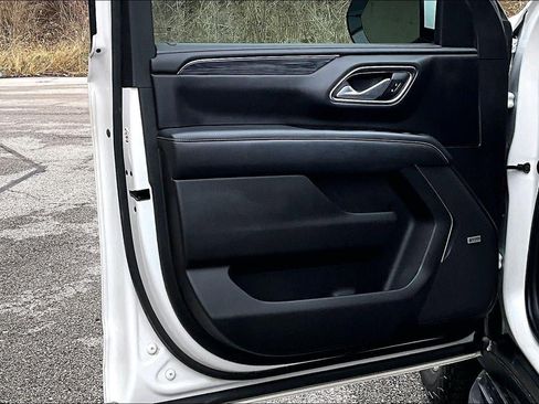 Used 2022 GMC Yukon XL SLT w/ SLT Premium Package image 24