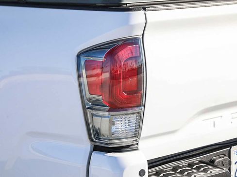 Used 2017 Toyota Tacoma Limited image 9