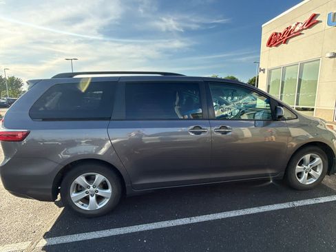 Used 2015 Toyota Sienna LE FWD image 5