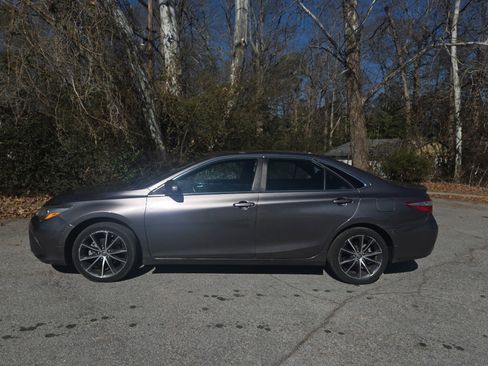 Used 2017 Toyota Camry XSE image 2