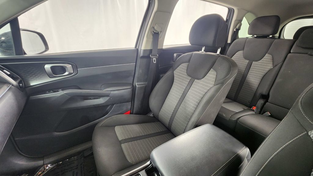 Used 2023 Kia Sorento LX AWD/4WD image 13