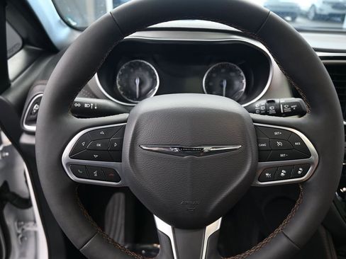 Used 2024 Chrysler Pacifica Pinnacle image 16