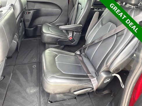 Used 2025 Chrysler Pacifica Select image 34