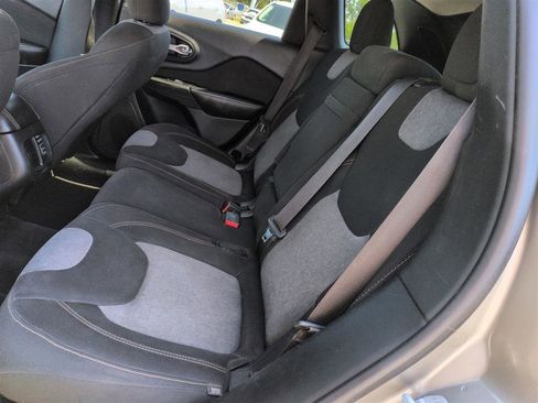 Used 2017 Jeep Cherokee Sport FWD image 28