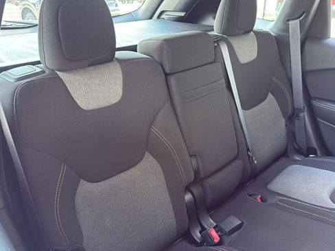 Used 2016 Jeep Cherokee Sport image 32