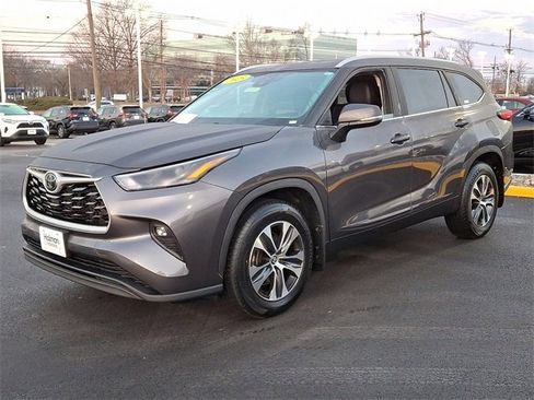 Certified 2023 Toyota Highlander XLE image 4