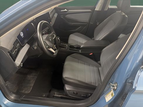 Used 2025 Volkswagen Jetta SE FWD image 12