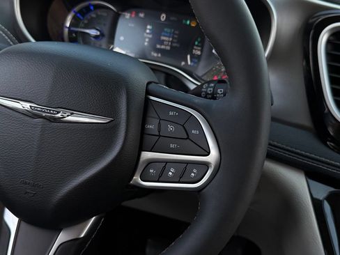 Used 2023 Chrysler Pacifica Touring-L FWD image 8
