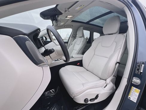 Used 2023 Volvo XC60 B5 Plus image 13