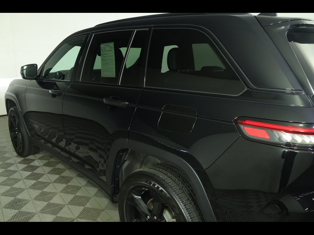 Used 2023 Jeep Grand Cherokee Altitude AWD/4WD image 17