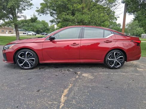 Used 2024 Nissan Altima 2.5 SR FWD image 3
