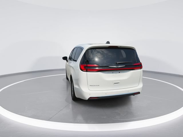 Used 2024 Chrysler Pacifica Touring-L FWD image 7