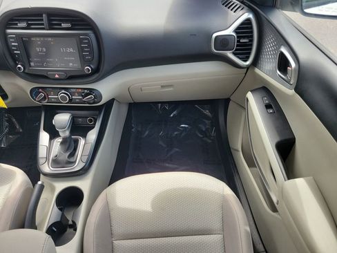 Used 2025 Kia Soul LX w/ LX Technology Package FWD image 13