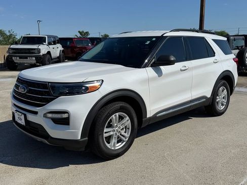 Used 2023 Ford Explorer XLT w/ Equipment Group 202A AWD/4WD image 12