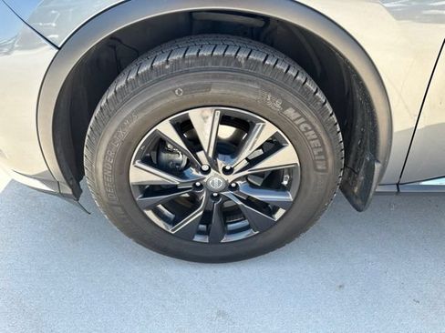 Used 2017 Nissan Murano SV w/ Premium Plus Package FWD image 2