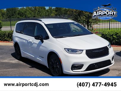 New 2025 Chrysler Pacifica Select w/ Fav Edition Package