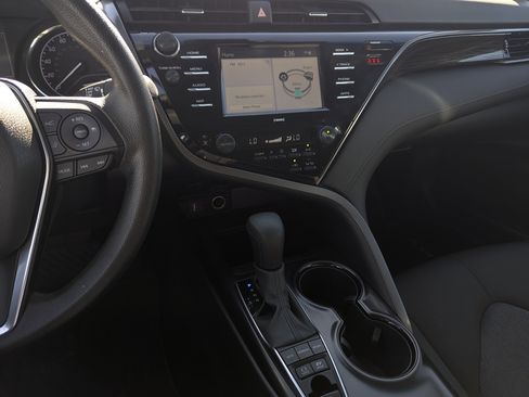 Used 2020 Toyota Camry LE image 10
