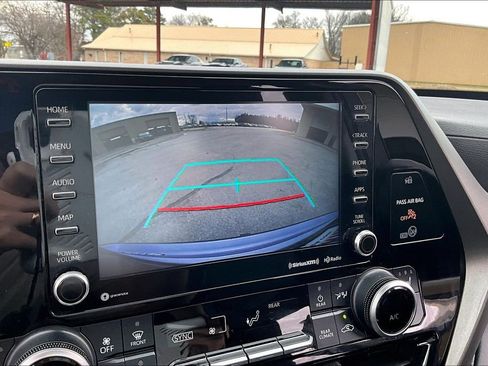 Used 2020 Toyota Highlander XLE image 14