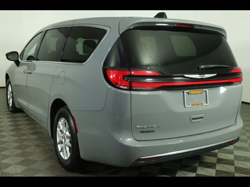 Used 2025 Chrysler Pacifica Select FWD image 16