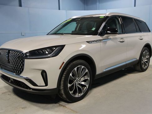 Used 2025 Lincoln Aviator AWD image 30