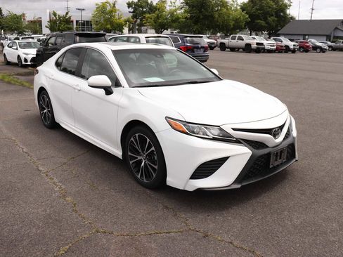 Used 2018 Toyota Camry SE w/ Moonroof Package FWD image 3
