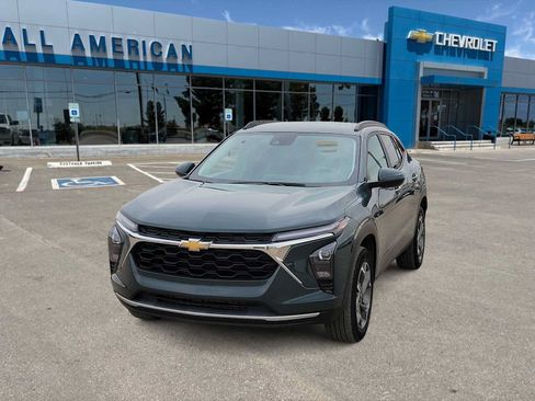 Used 2025 Chevrolet Trax LT FWD image 1