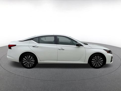 Used 2025 Nissan Altima 2.5 SV FWD image 16