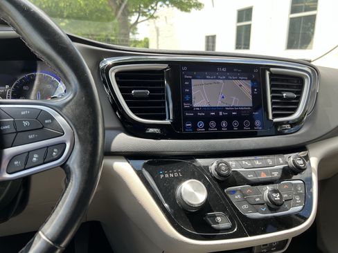 Used 2020 Chrysler Pacifica Touring-L w/ Advanced Safetytec Group FWD image 31