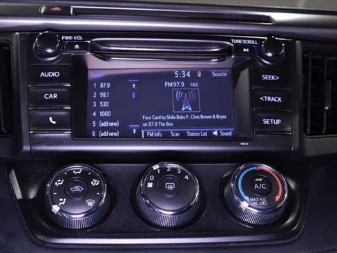 Used 2018 Toyota RAV4 LE FWD image 21