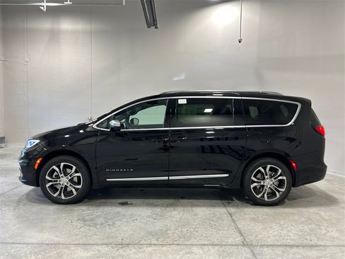 New 2026 Chrysler Pacifica Pinnacle image 9