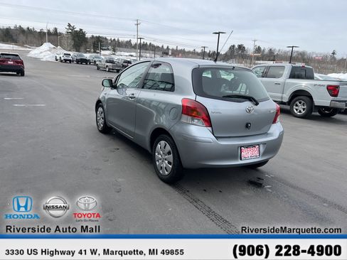 Used 2010 Toyota Yaris 2-Door Hatchback image 6