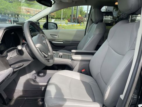 Used 2024 Toyota Sienna XLE FWD image 25