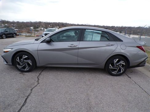 Used 2025 Hyundai Elantra Sport image 2