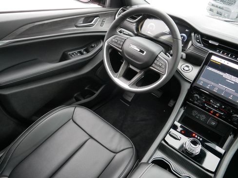 Used 2025 Jeep Grand Cherokee L Limited w/ Luxury Tech Group II image 9