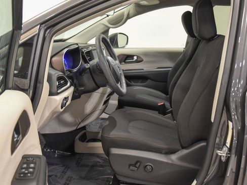 Used 2022 Chrysler Voyager LX image 2