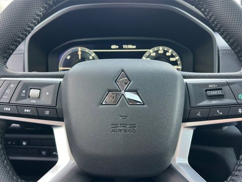 New 2025 Mitsubishi Outlander SE image 25
