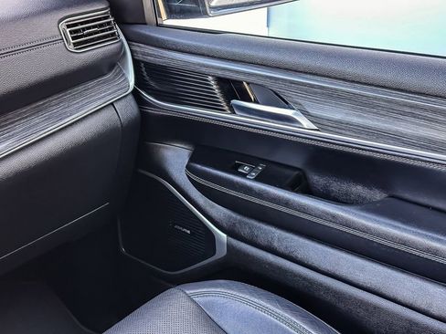 Used 2024 Jeep Wagoneer Series II w/ Flexible Seating Group image 26