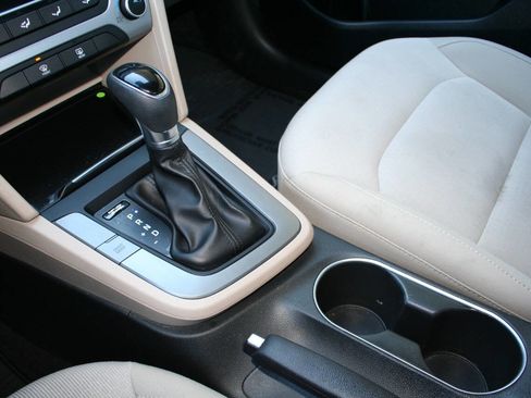 Used 2017 Hyundai Elantra SE image 15