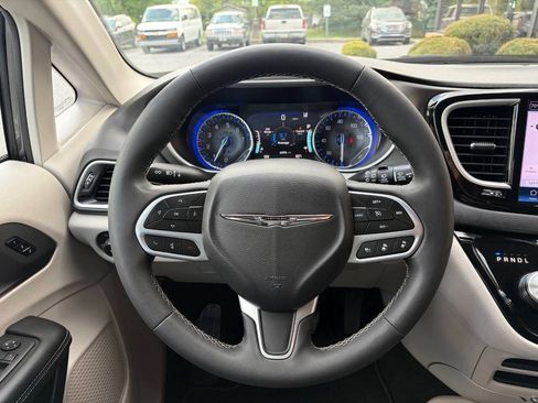 Used 2023 Chrysler Pacifica Touring-L FWD image 19
