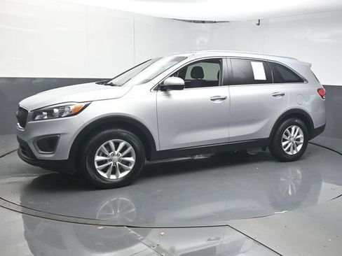 Used 2016 Kia Sorento FWD w/ LX Convenience Package image 4