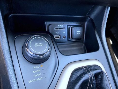 Used 2016 Jeep Cherokee Sport AWD/4WD image 32