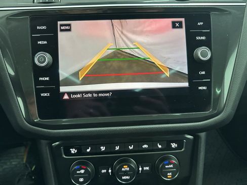 Used 2018 Volkswagen Tiguan S image 17