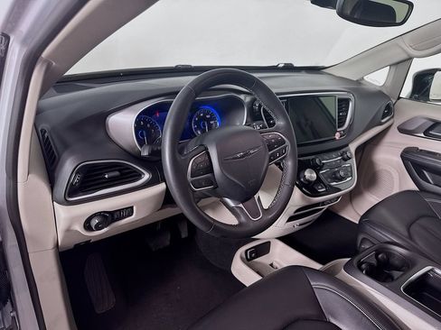 Used 2024 Chrysler Pacifica Touring-L FWD image 10