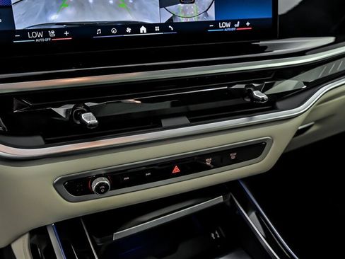 Used 2025 BMW X7 M60i AWD/4WD image 31