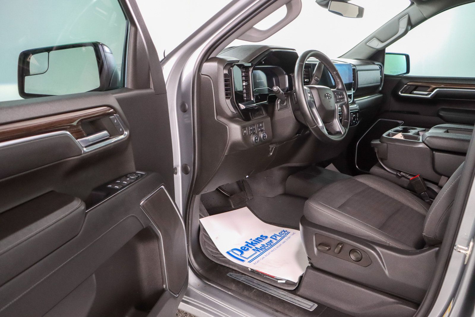 Used 2023 Chevrolet Silverado 1500 RST AWD/4WD image 3