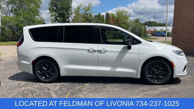 Used 2024 Chrysler Pacifica Limited FWD image 9