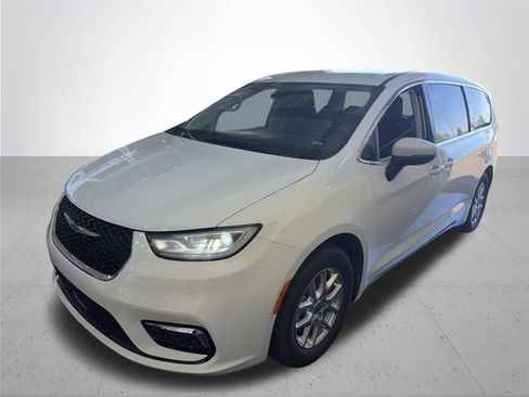 Used 2023 Chrysler Pacifica Touring-L FWD image 5